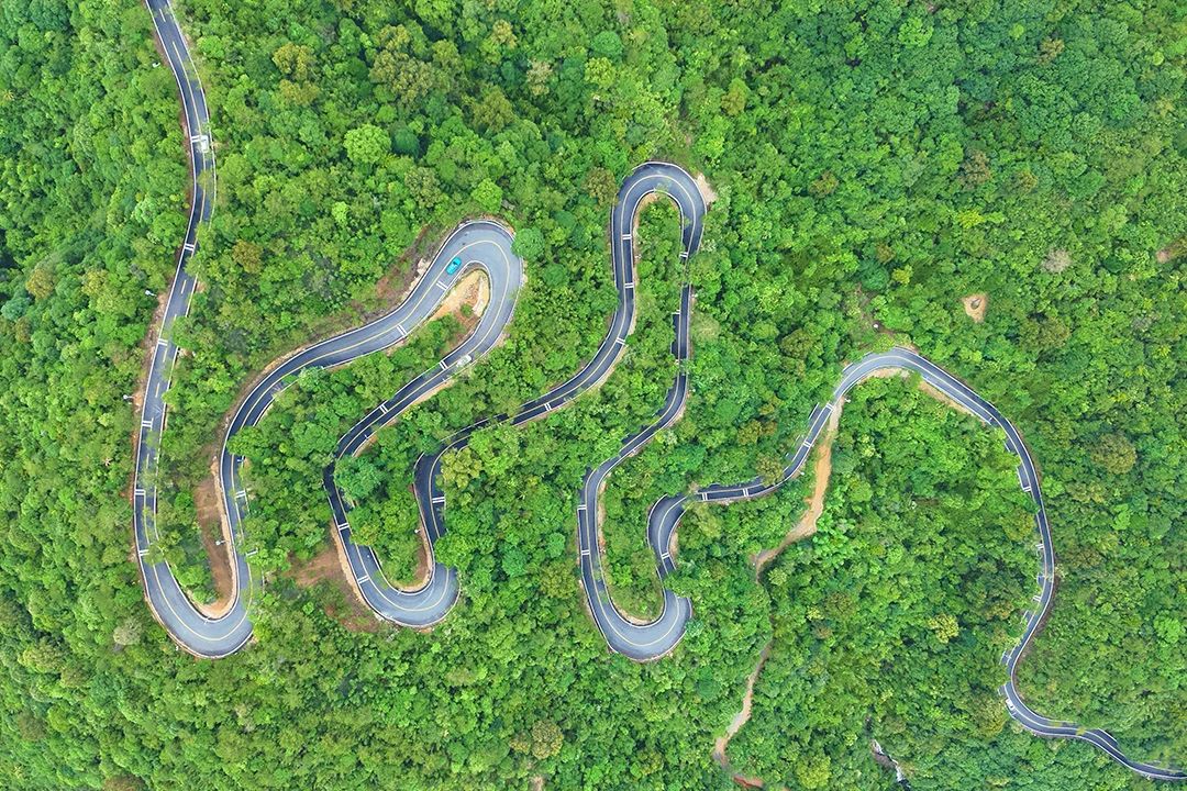 近日，位于廣東惠州全長218公里的環南昆山—羅浮山引領區最美旅游公路建成通車。該項目由中國建筑（廣州）總部組織，中建西勘院、中建上海院設計，中建四局、中建五局建設，將成為引領區的致富路、生態路和環保路，打造戶外運動愛好者的天堂。