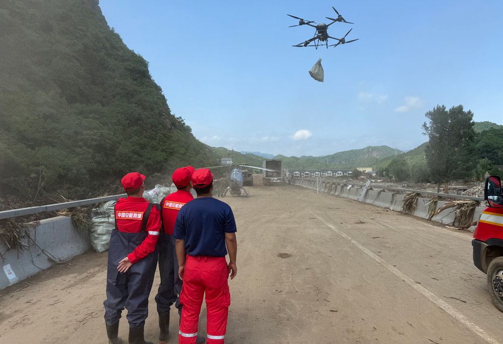 7月27日，懷柔區(qū)琉璃廟鎮(zhèn)因暴雨導(dǎo)致多處道路中斷，村莊成為“孤島”，群眾基本生活物資緊缺，情況緊急。受北京市突發(fā)事件應(yīng)急委員會調(diào)度，中國安能緊急調(diào)派無人機分隊，攜帶大型載重?zé)o人機（載重260公斤）、中型載重?zé)o人機（載重40公斤），于28日7時提前抵達救援現(xiàn)場，迅速展開空中物資投送任務(wù)。在復(fù)雜的山地環(huán)境中，中國安能充分發(fā)揮先進適用救援裝備優(yōu)勢，精準(zhǔn)定位21個投送點，累計投送食品、飲用水、藥品等應(yīng)急物資數(shù)百公斤，有效緩解群眾燃眉之急，為后續(xù)地面救援爭取寶貴時間。 