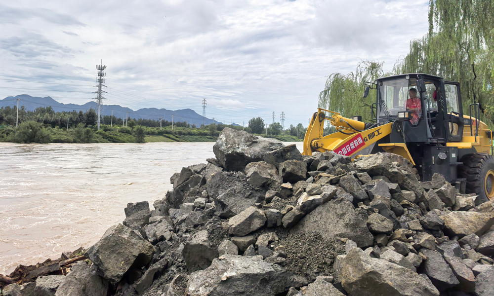 七月下旬，華北地區(qū)持續(xù)遭遇強降雨侵襲，北京等地連日發(fā)布暴雨、洪水紅色預(yù)警，山洪、泥石流、山體滑坡等次生災(zāi)害頻發(fā)。中國安能迅速響應(yīng)，組織專業(yè)應(yīng)急力量，全力開展救援。
