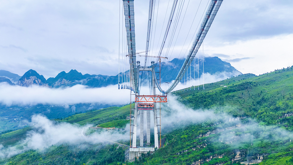 天門(mén)特大橋全長(zhǎng)1553米，橫跨北盤(pán)江峽谷，為主跨820米的單跨鋼桁梁懸索橋，是安盤(pán)高速全線重難點(diǎn)工程之一。大橋主塔高近200米，采用鋼筋混凝土門(mén)式結(jié)構(gòu)。橋面至河面高度為560米，是目前世界第三高橋，也是世界最高雙向六車(chē)道鋼桁梁懸索橋。