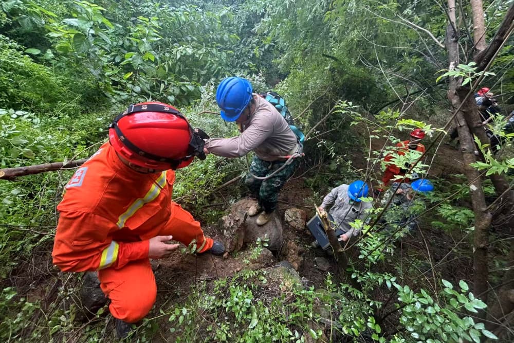 近日，我國部分地區持續遭遇強降雨侵襲，洪水紅色預警，山洪、泥石流、山體滑坡等次生災害頻發。7月27日18時，北京密云供電公司搶修人員攜帶應急發電設備徒步進入馮家峪信號中斷區域開展復電及線路勘察等工作。