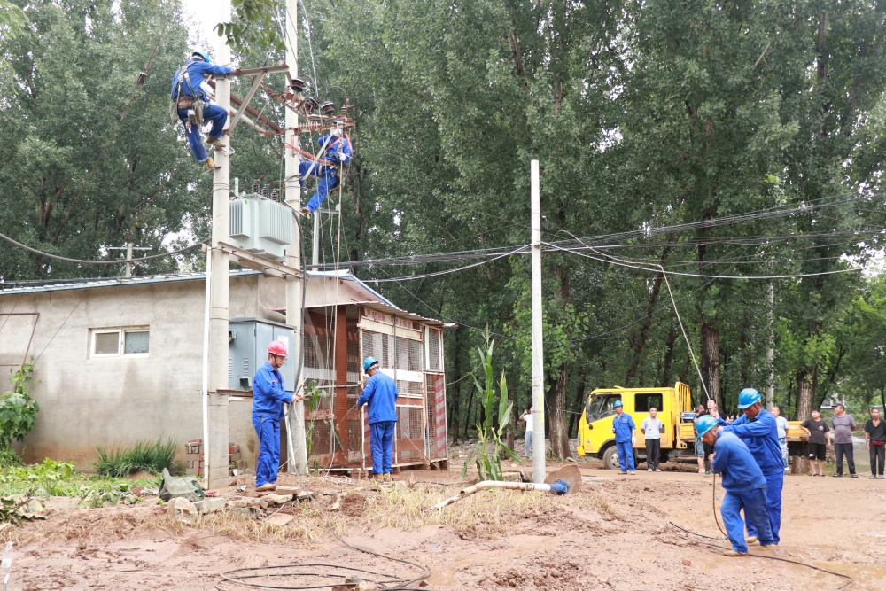 7月27日，國網河北保定供電公司搶修員工緊急為易縣塘湖鎮西柳泉村5號臺區復電。