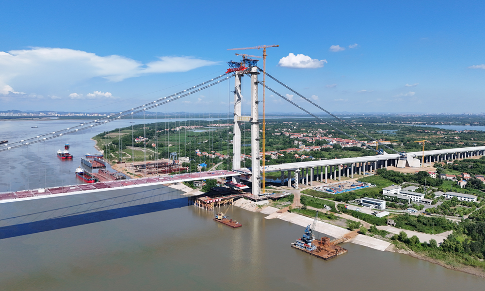 雙柳長江大橋主跨1430米，橋梁全寬50.5米，可通行雙向八車道公路，是長江上最寬的大橋。