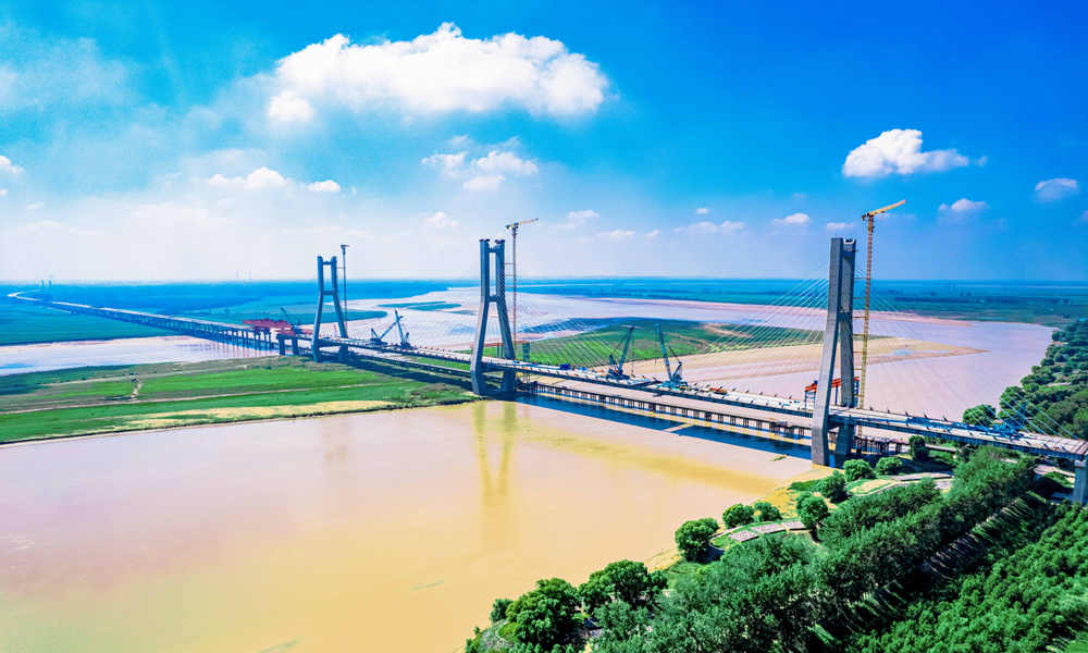 近日，隨著最后一根橫梁吊裝完成，中國中鐵旗下中鐵工業參建的蘭原高速蘭考至封丘段項目黃河特大橋主橋提前一個月合龍。