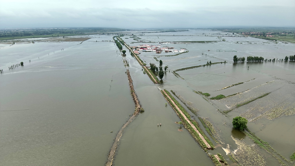 近日，內(nèi)蒙古哈素海水庫、哈素海退水渠持續(xù)高水位運行，大黑河發(fā)生超保汛情。8月4日，中國安能抽組第一工程局唐山基地專業(yè)救援力量80人，裝備30臺（套）緊急馳援。