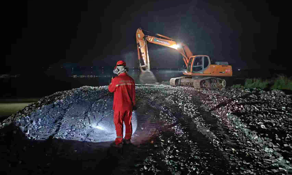 8月4日12時，中國安能救援隊兵分兩路，在托克托縣樹爾營村西北，對4處總長89米堤防薄弱段，組織搶筑會車平臺、加固擋水應(yīng)急堤防等除險加固作業(yè)；在土默特右旗雙龍鎮(zhèn)西南，針對兩處總計55米堤防薄弱段，中國安能救援隊沿堤頂通道清除泥濘、換填石料、拓寬路面作業(yè)，為下一步培基固堤創(chuàng)造便利交通條件。