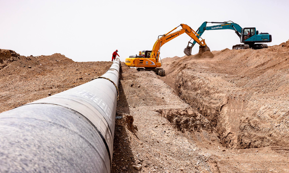 8月，南天山腳下的戈壁灘熱浪蒸騰，氣化南疆天然氣管道工程二期項目建設現場一片繁忙景象，從布管到對口、從焊接到打磨，中國石油管道局工程有限公司工作人員一道接一道工序精細作業。