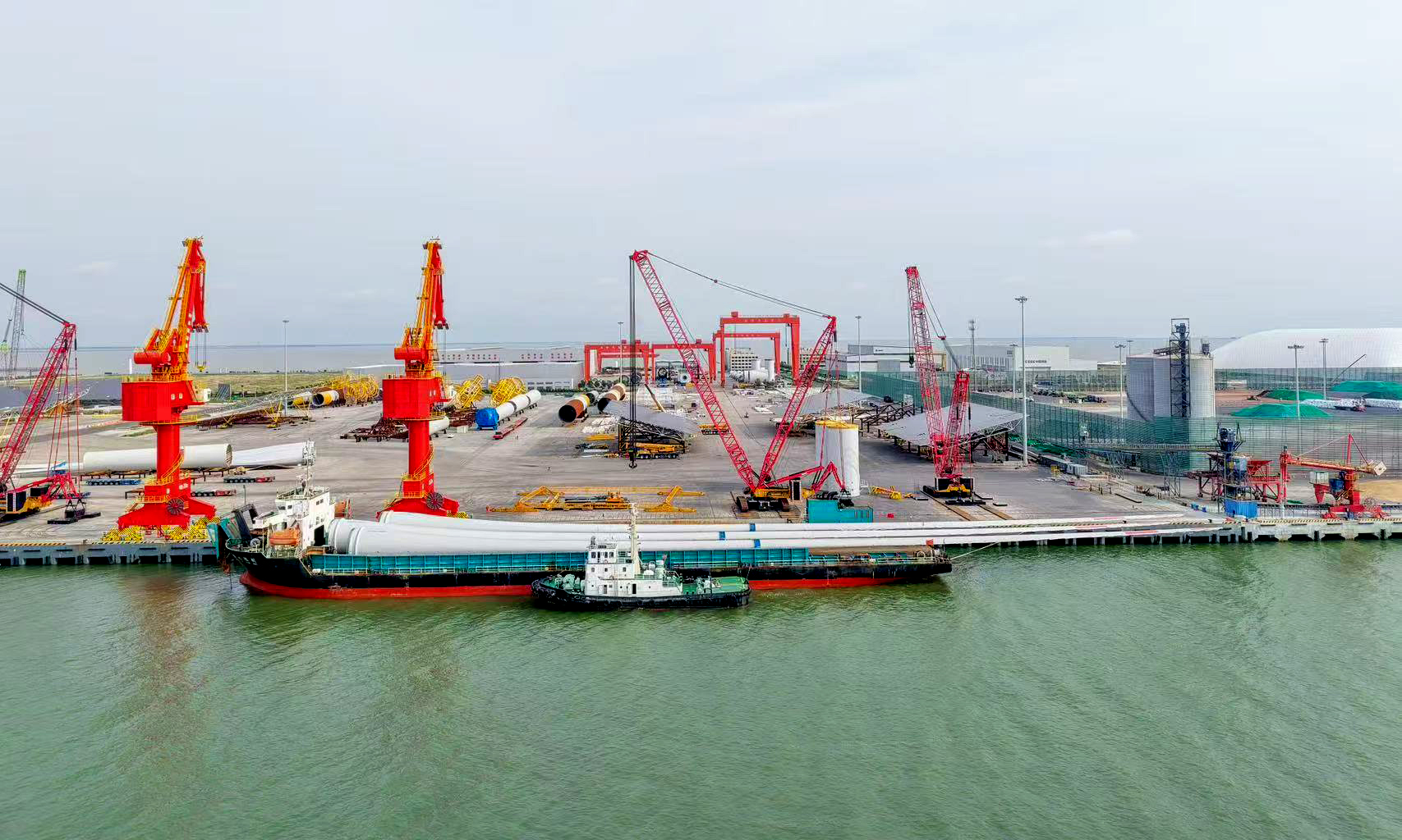 近日，由東方電氣集團研制的全球單機容量最大26兆瓦海上風電機組核心部件——153米全球最長葉片和超500噸全球最重機艙，安全抵達山東東營廣利港。