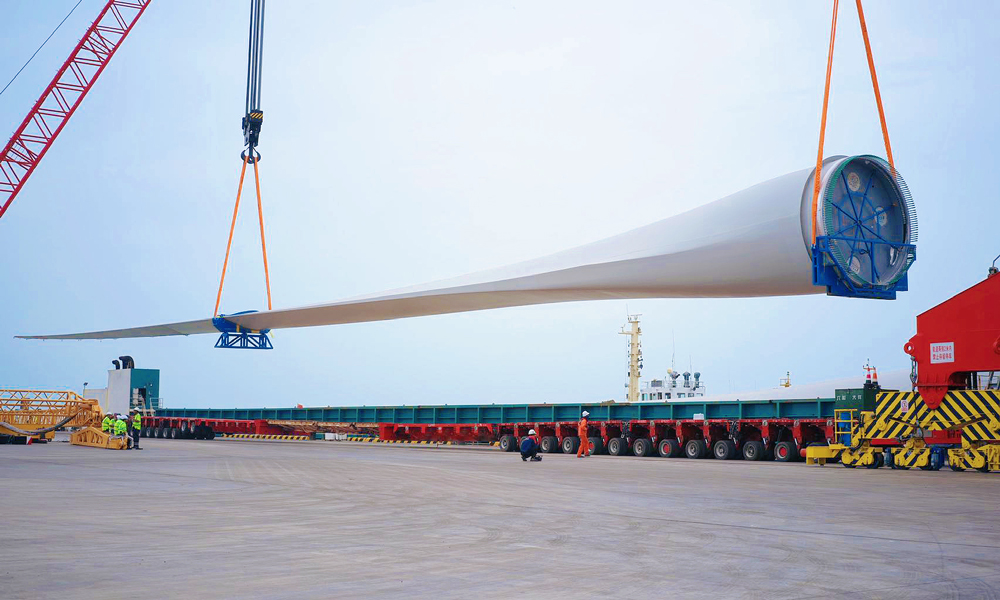 該葉片運輸難度極高，從工廠到港口的運輸路線如“障礙賽”，高壓線、橋梁、急彎層層阻隔，發運團隊提前半年實地勘測，多次復勘定制“分段式護送”方案。