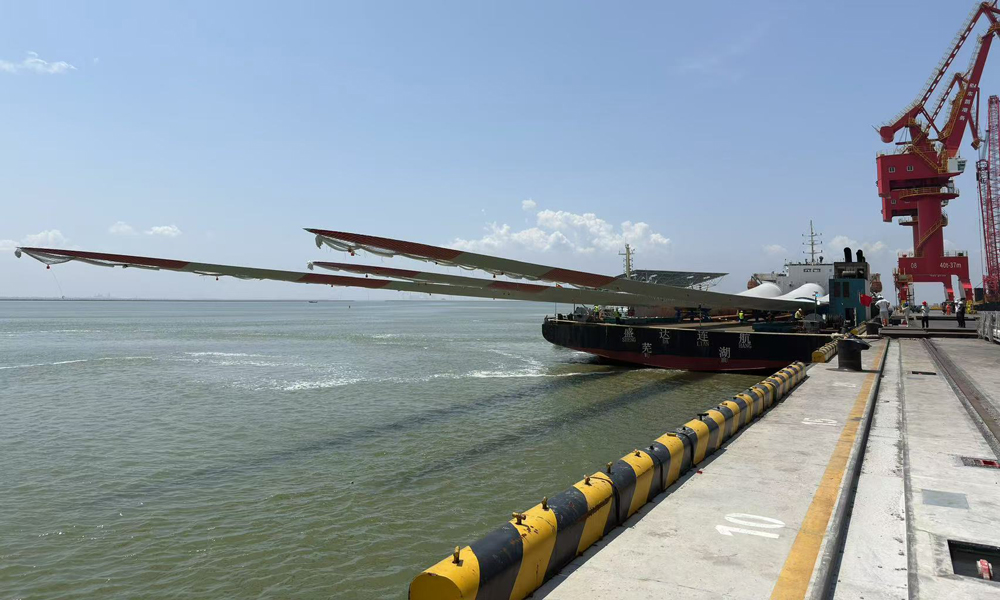 隨著核心部件精準就位，標志著26兆瓦級海上風電機組即將迎來吊裝時刻。該機組輪轂中心高度185米，相當于63層居民樓的高度，風輪掃風面積相當于10.5個標準足球場。在年平均10米/秒的風速下，單臺機組每年可輸出1億度清潔電能，可滿足5.5萬戶普通家庭一年的生活用電，每年輸出的清潔電能可節約標準煤3萬余噸，減少二氧化碳排放8萬余噸。