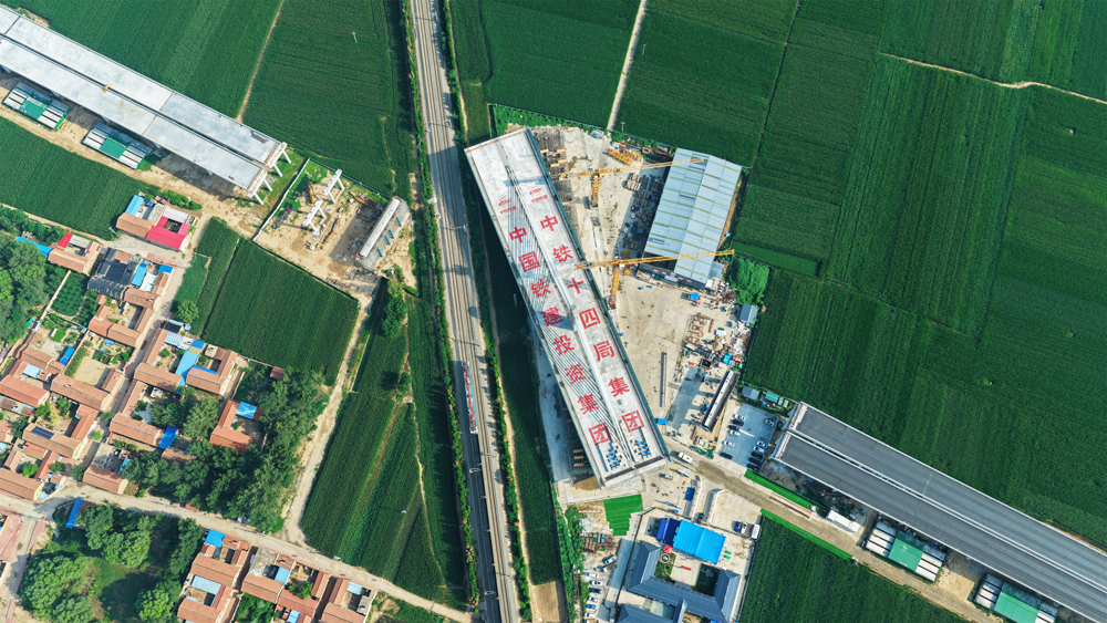 近日，德上高速臨清連接線上跨京九鐵路轉(zhuǎn)體橋工程成功完成轉(zhuǎn)體施工。該項(xiàng)目由中國鐵建投資集團(tuán)投資建設(shè)、中鐵十四局承建。圖為大橋轉(zhuǎn)體前。 