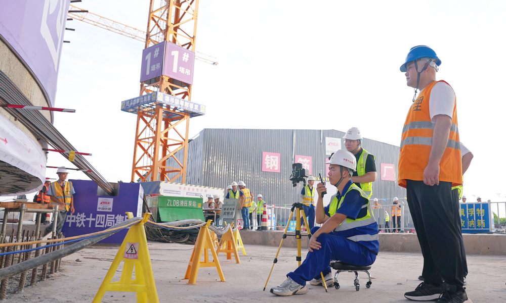 德上高速臨清連接線項(xiàng)目建成后對進(jìn)一步加強(qiáng)山東省會(huì)經(jīng)濟(jì)圈和河北省南部、中原經(jīng)濟(jì)區(qū)的溝通聯(lián)系，優(yōu)化綜合交通運(yùn)輸體系及高速公路網(wǎng)布局具有重要意義。圖為技術(shù)人員正在檢測轉(zhuǎn)體進(jìn)度。 