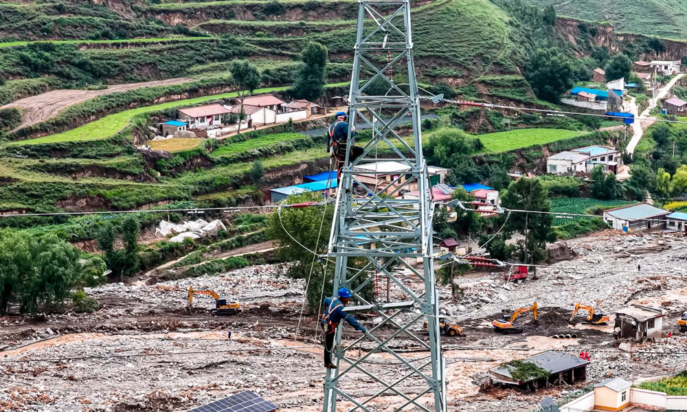 8月7日以來，甘肅蘭州市榆中縣等地遭遇連續強降雨引發山洪災害，部分輸電線路因災受損。8月9日21時，甘肅省榆中縣受災區域全部恢復供電，后續全面轉入受損電網恢復建設。圖為國網甘肅電力搶修人員對35千伏受損電力線路進行搶修作業。