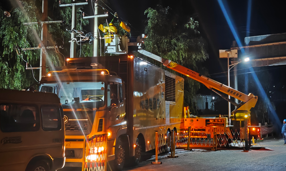 據了解，國網甘肅電力啟動防汛抗洪三級應急響應，省市縣三級聯動組織11支隊伍330名搶修人員，派出搶險車輛73臺，發電機42臺，發電車3輛投入應急搶險保供電行動，全力排查受損設備及線路，統籌調配搶修人員、物資、裝備、車輛等資源，快速恢復主網干線路及民生用電。