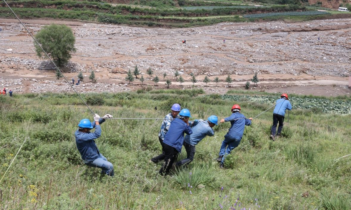 國網甘肅電力搶修人員對35千伏受損電力線路進行搶修作業。