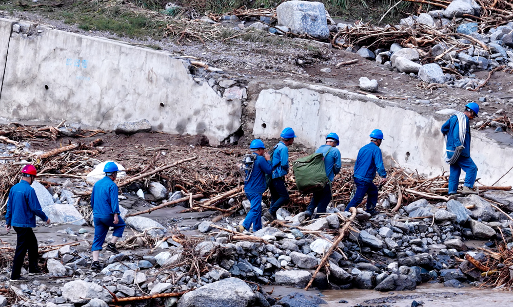 國網甘肅電力搶修人員排查受損設備及線路，加快恢復供電。