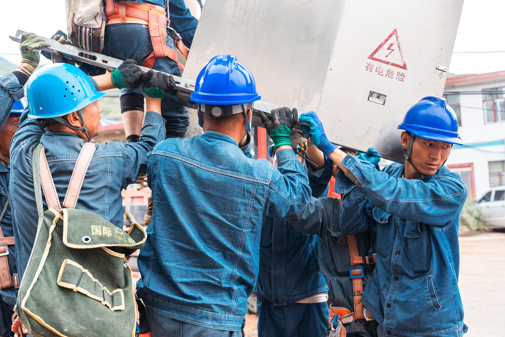 國網甘肅電力搶修人員拆卸受損電力設備。