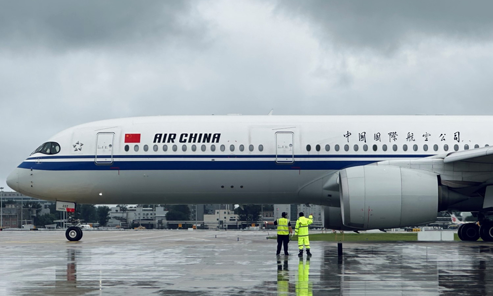 暑運(yùn)期間，我國部分地區(qū)暴雨、臺風(fēng)等極端天氣頻發(fā)，生產(chǎn)保障壓力倍增，航班運(yùn)行挑戰(zhàn)重重。越是風(fēng)急雨驟，越見責(zé)任擔(dān)當(dāng)。中航集團(tuán)各相關(guān)單位迅速啟動應(yīng)急響應(yīng)機(jī)制，強(qiáng)化崗位力量，全力以赴保障航班安全運(yùn)行。圖為中航集團(tuán)機(jī)務(wù)人員保障飛機(jī)安全出港。