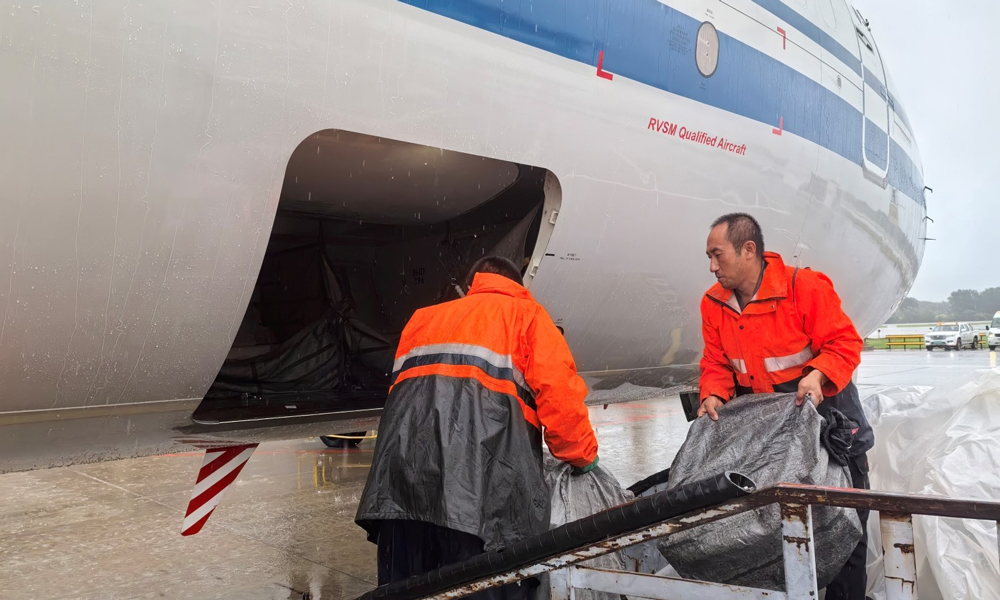 中航集團(tuán)國貨航貨站事業(yè)部提前做好貨物苫蓋和防潮工作，一線工作人員在確保安全的前提下搬運(yùn)貨物。