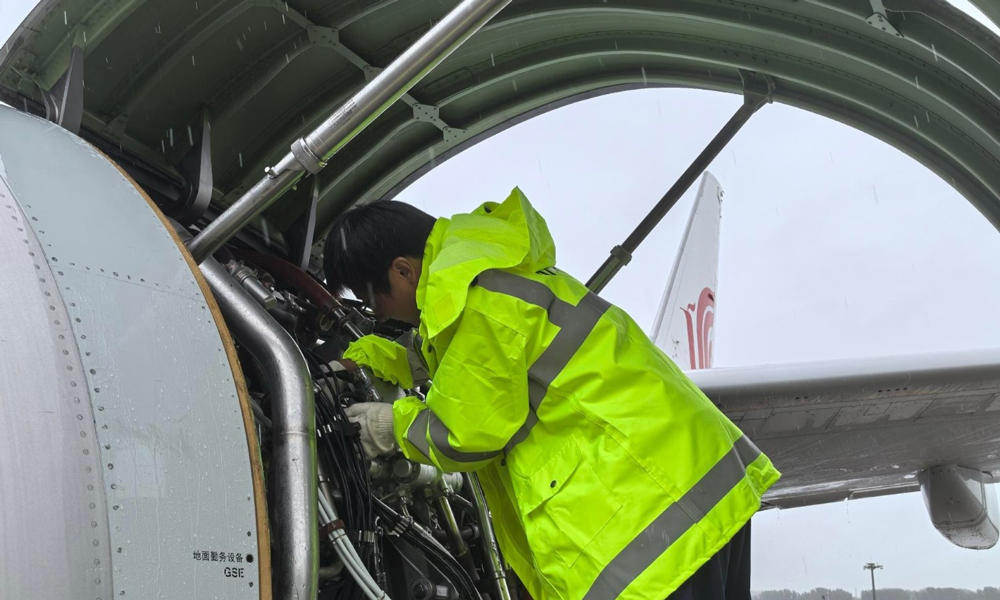 中航集團(tuán)機(jī)務(wù)人員手持專業(yè)工具，更換FMU（燃油計量單元）傳感器。