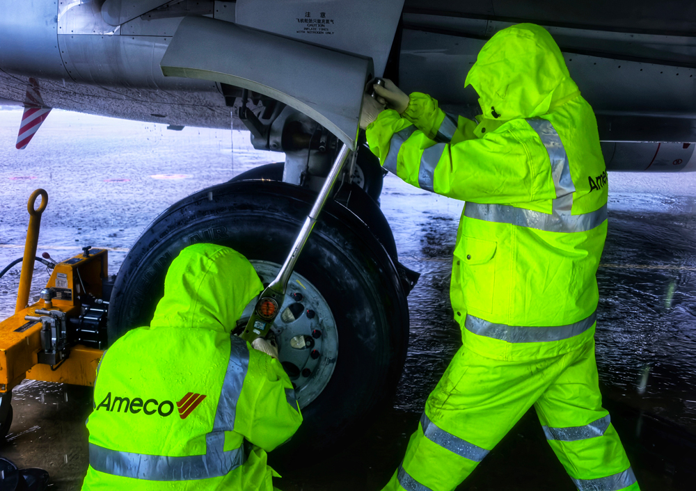 中航集團(tuán)機(jī)務(wù)人員在暴雨中進(jìn)行檢修作業(yè)。