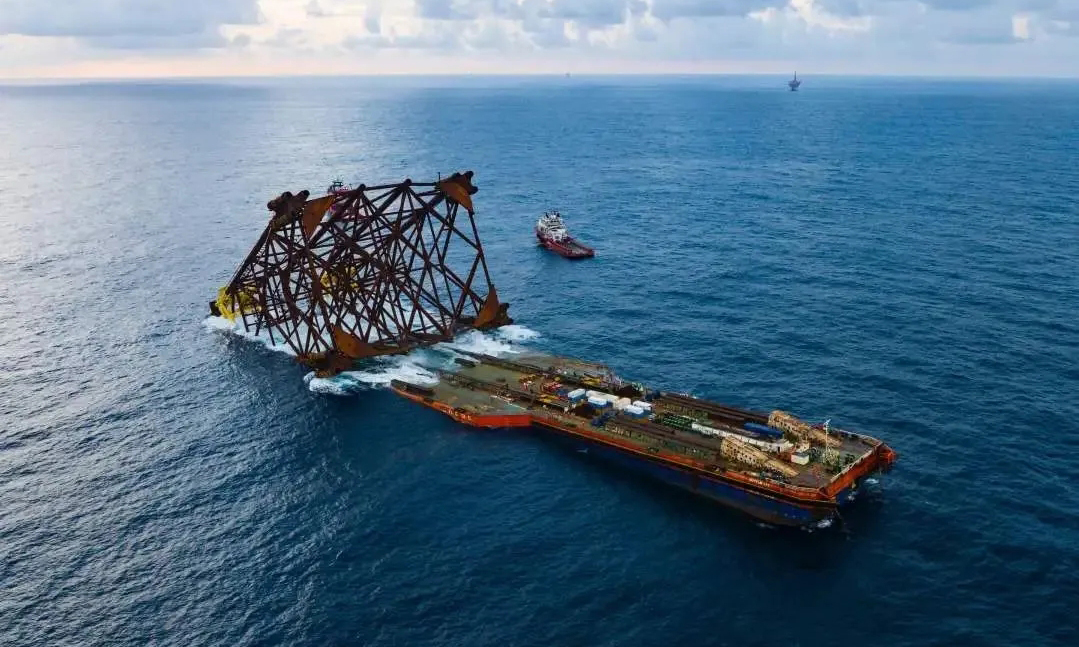 近日，由中國海油旗下海油工程總承包的惠州25-8DPPB平臺導(dǎo)管架順利完成安裝，實現(xiàn)了全套國產(chǎn)安裝核心工機(jī)具規(guī)模化應(yīng)用，標(biāo)志著我國深水導(dǎo)管架成套關(guān)鍵技術(shù)取得新進(jìn)展，對提升海洋油氣裝備制造能力、保障國家能源安全具有重要意義。