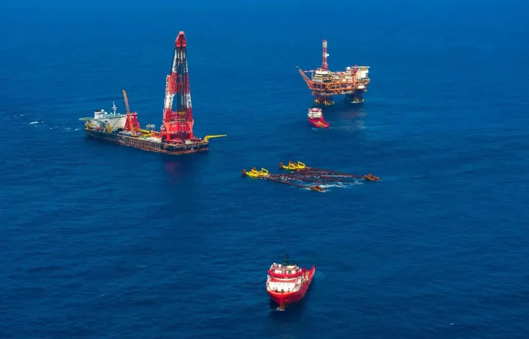 惠州25-8油田位于距深圳東南約120公里的珠江口盆地，此次新建的惠州25-8 DPPB平臺與原有平臺通過棧橋相連集油、氣、水處理及發(fā)電等功能于一體，產(chǎn)液經(jīng)多級處理后外輸，實現(xiàn)了資源高效利用。平臺導(dǎo)管架總高度116米，相當(dāng)于40層居民樓的高度。底部結(jié)構(gòu)框架面積達(dá)4800平方米，重約1.2萬噸。