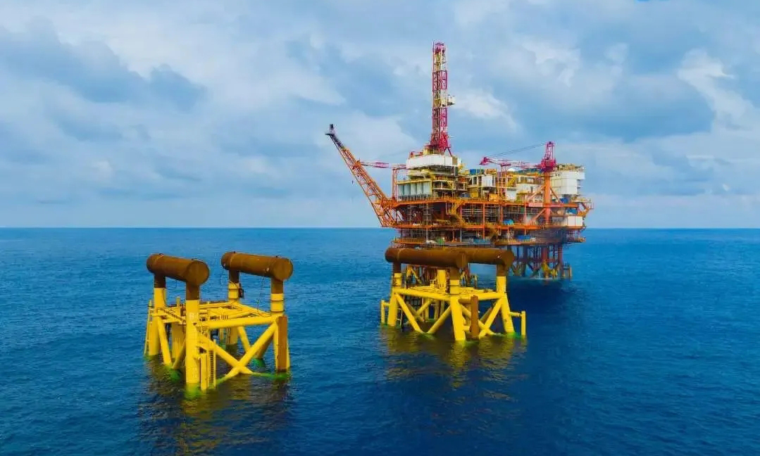 惠州25-8DPPB平臺導(dǎo)管架搭載我國自主研發(fā)的注水放空系統(tǒng)、灌漿系統(tǒng)等安裝核心工機(jī)具。此次工程實踐在推動科研成果轉(zhuǎn)化打通“最后一公里”的同時，也為攻克固定樁基式導(dǎo)管架核心技術(shù)打下堅實的基礎(chǔ)，為后續(xù)深水導(dǎo)管架安裝提供了可復(fù)制、可推廣的方案。