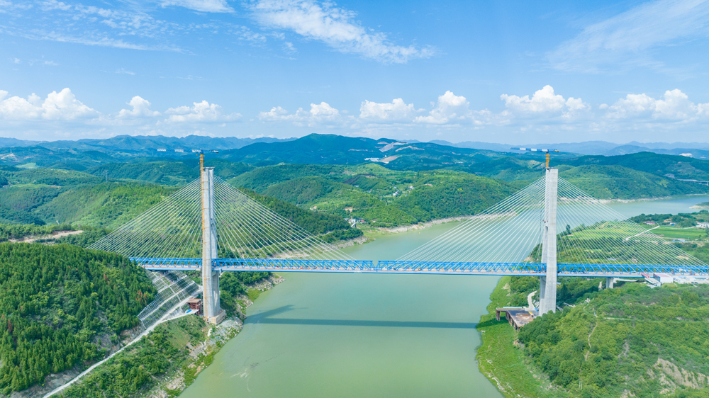 漢江特大橋為梁桁組合結構斜拉橋，是西十高鐵全線控制性工程，全長917.45米，設計主跨420米一跨飛躍漢江，兩座主塔高度均為186.5米。