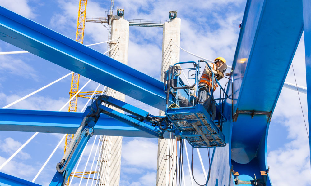 圖為施工人員進行鋼桁梁焊接作業。