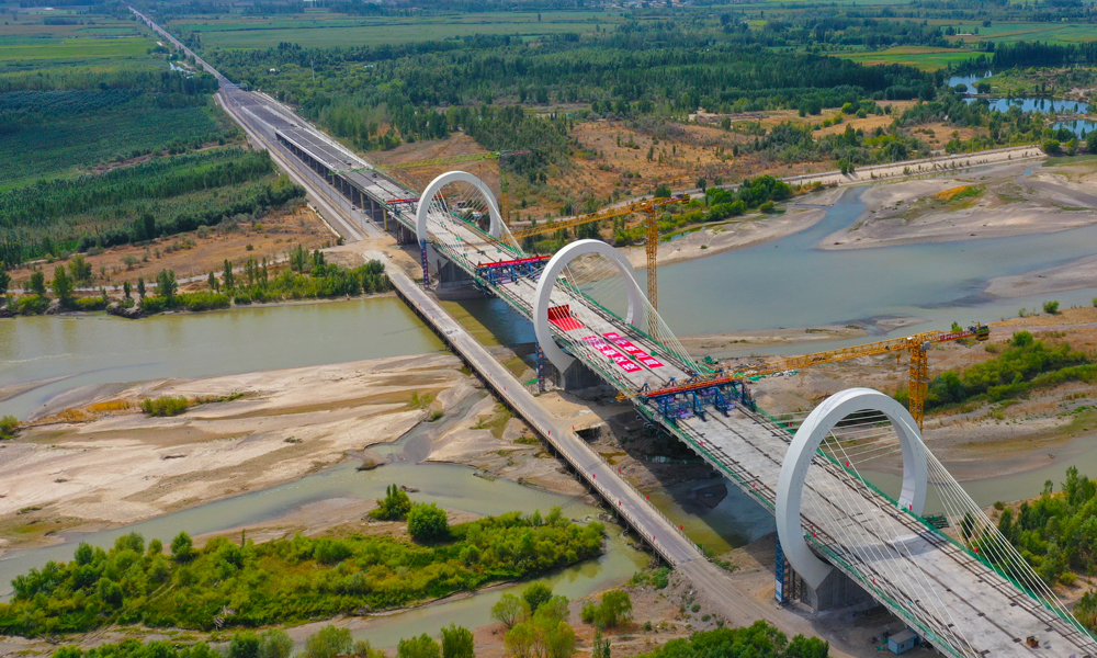 伊犁河三橋地處新疆伊寧、可克達拉、察布查爾三地交界中心地帶，全長2.86公里，設計時速為60公里。伊犁河三橋主橋造型獨特，是國內首座三塔四跨“O”形矮塔斜拉橋。