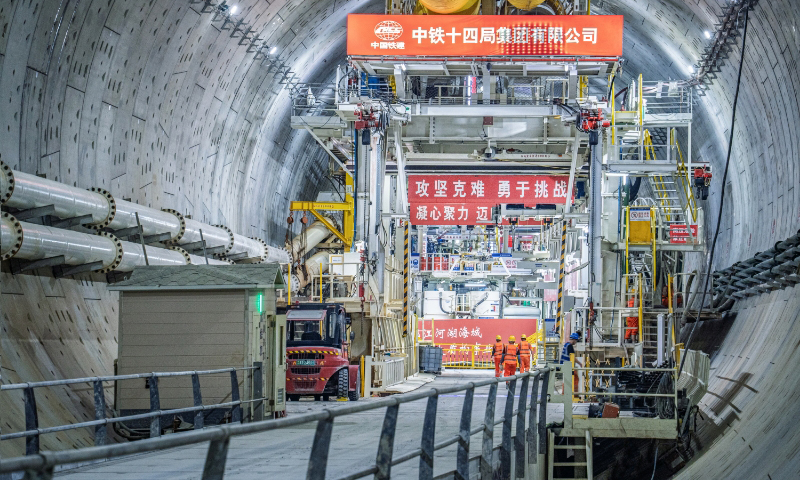 濟南黃崗路黃河隧道全長約5.75公里，設計時速60公里，是國內首條穿越黃河單洞雙層盾構隧道。項目團隊研發應用雙管路液壓采石裝置等，破解了不良地質帶來的施工難題，在黃河下首次實現全程3.3公里連續掘進不換刀。圖為隧道內施工現場。