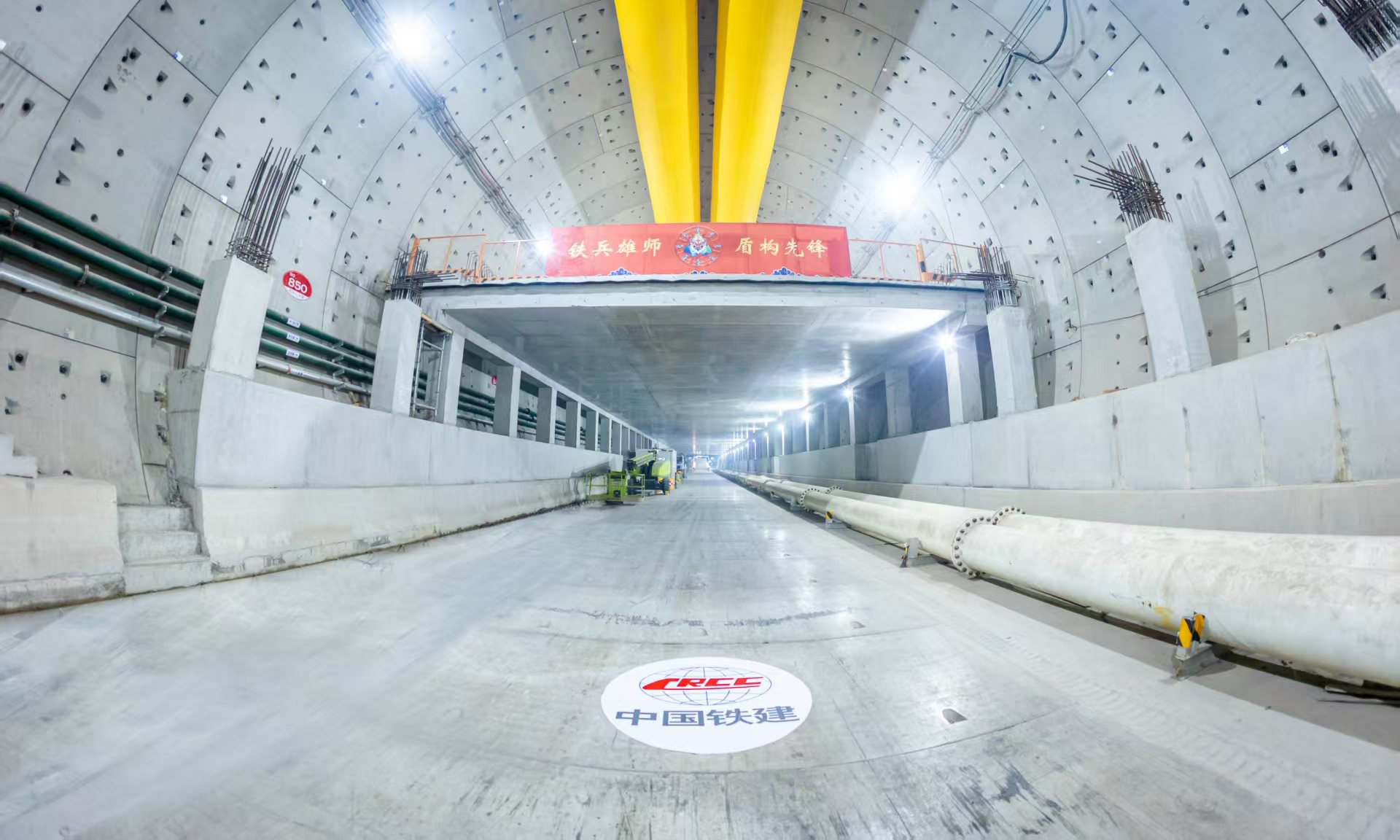 目前，項目團隊先后攻克了28項技術難題，實現最高日進尺18米、月進尺426米，創造了17米級盾構施工的紀錄。項目團隊總結形成的17米級盾構施工成套技術體系，進一步提升了我國特大直徑盾構隧道的建造能力和技術水平，使我國在該領域處于世界領先地位。圖為成型隧道內景。