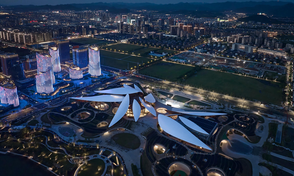 近日，由中國建筑旗下中建八局承建的浙江省“千項萬億”重大工程安吉文化藝術中心舉辦開幕演出。該項目坐落于浙江省湖州市安吉縣，總建筑面積約11.8萬平方米，錯落布局了綜合大劇院、高端會議中心、文化館等6個功能區。