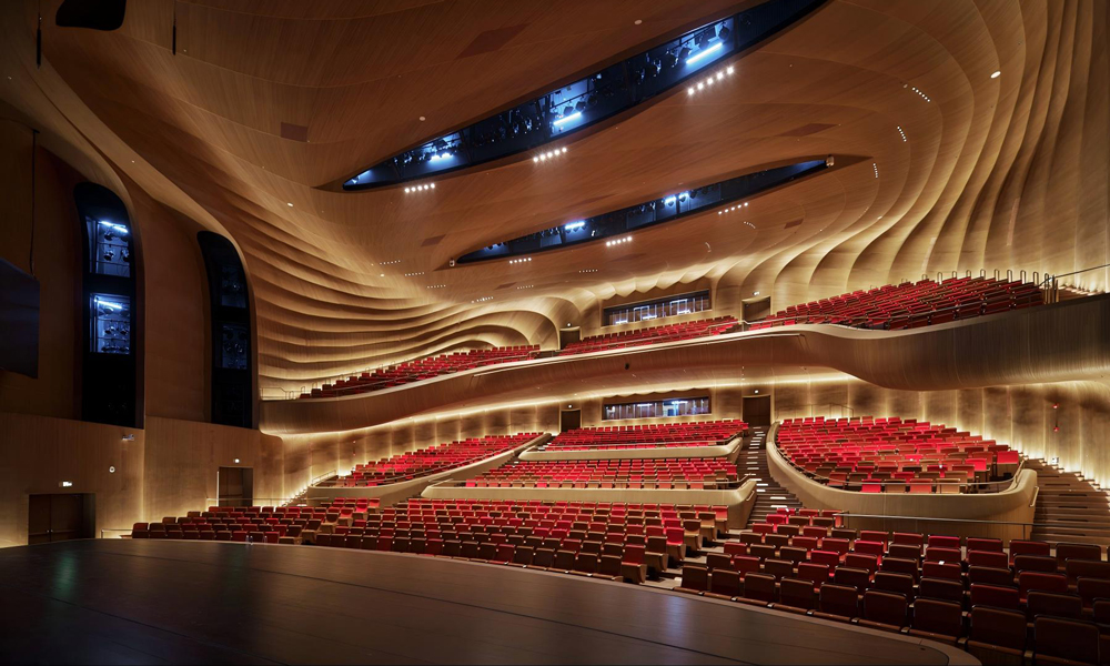 安吉文化藝術中心項目內含1300座大劇院，以“竹編騰舞”為設計主題，采用建筑信息模型技術提前進行深化建模，讓舞臺機械、機電系統、建筑結構三者相輔相成，確保施工一次成型。