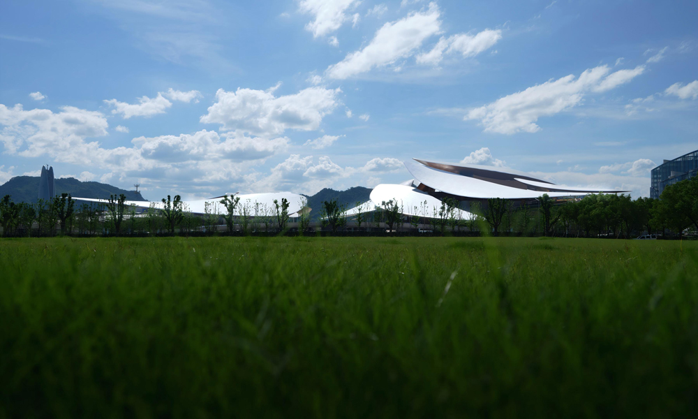 安吉文化藝術中心項目底層微抬形成地景建筑，裙房之上是自由漫步的茶田屋面，建筑與周邊竹林、茶山、溪流共同形成有機整體，創造了一個與自然溪畔相連的景觀公園。項目將綠色生態與城市景觀相融合，踐行“綠水青山就是金山銀山”重要理念，打造中國傳統文化與現代科技創新相結合的建筑典范。