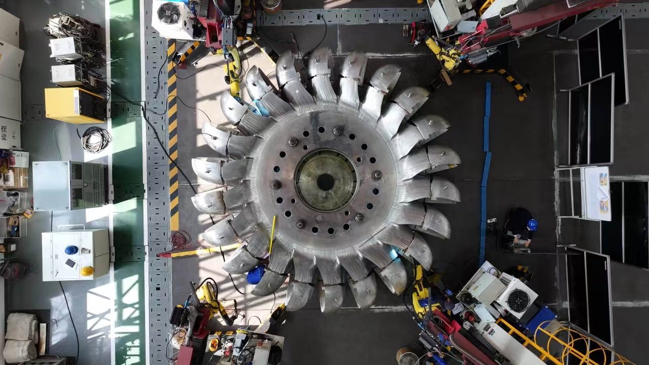 近日，東方電氣集團自主研制的世界單機容量最大500兆瓦沖擊式水電機組轉(zhuǎn)輪完成機器人焊接，首次探傷合格率超過99%，將應(yīng)用于西藏大唐扎拉水電站。