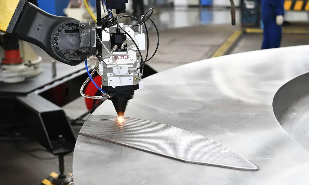 近年來，針對大型沖擊式轉(zhuǎn)輪研制，東方電氣集團開發(fā)了智能化增材制造（3D打印）、自動化數(shù)控加工、機器人焊接、機器人打磨等技術(shù)。本次通過驗證的轉(zhuǎn)輪直徑6.2米，整體重量達到90噸，95%以上制造過程實現(xiàn)了數(shù)字化、智能化。