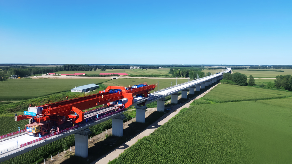 近日，隨著最后一孔預制箱梁精準落位，中鐵上海局裕田制梁場預制的675孔箱梁架設任務收官，至此哈伊高鐵哈鐵段站前一標項目架梁工程全部完成，為后續鋪軌作業奠定堅實基礎。