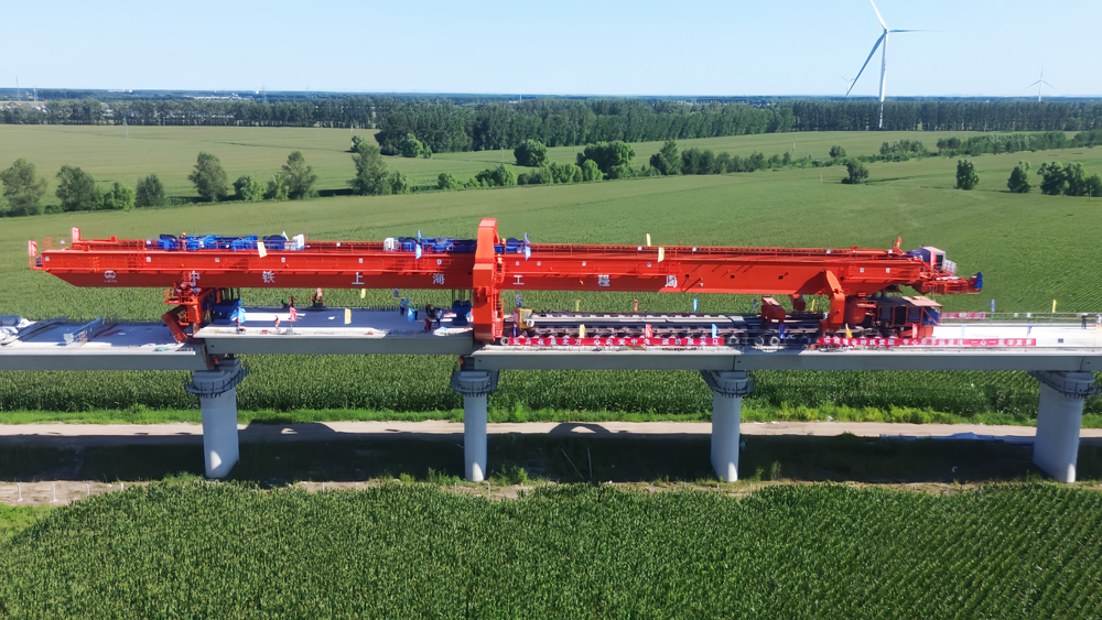 哈伊高鐵是我國最北端、緯度最高、首條穿越多年島狀凍土區的高速鐵路。哈伊高鐵全線通車后，哈爾濱至伊春的旅客列車運行時間將由目前的7小時左右大幅縮短至2小時左右，構建起以哈爾濱為中心的“一小時、兩小時”交通圈，為地方經濟和東北振興注入強勁動力。 