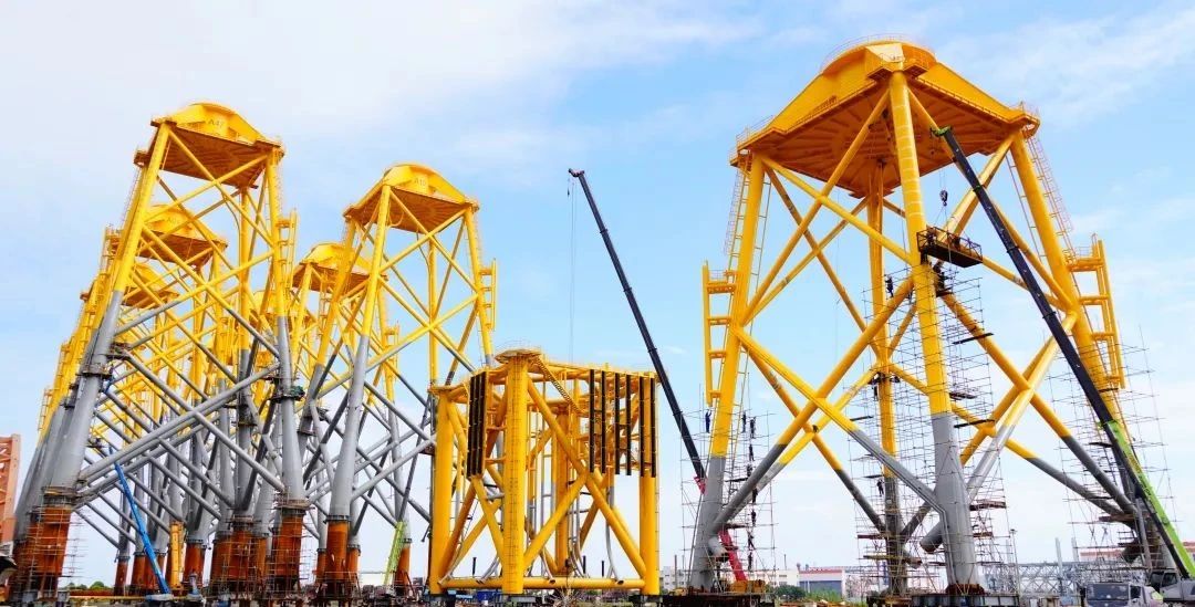 作為面向國(guó)家海洋強(qiáng)國(guó)戰(zhàn)略和高端海洋裝備長(zhǎng)壽命、高可靠性需求的重大科研基礎(chǔ)設(shè)施，該平臺(tái)可為海上風(fēng)電、船舶海工、海洋新能源等領(lǐng)域的海工裝備提供最接近真實(shí)服役環(huán)境的加速老化試驗(yàn)與評(píng)估服務(wù)，助力結(jié)構(gòu)設(shè)計(jì)、選材和工藝優(yōu)化，顯著提升海工電氣裝備的服役壽命與可靠性，降低運(yùn)維成本和安全風(fēng)險(xiǎn)。