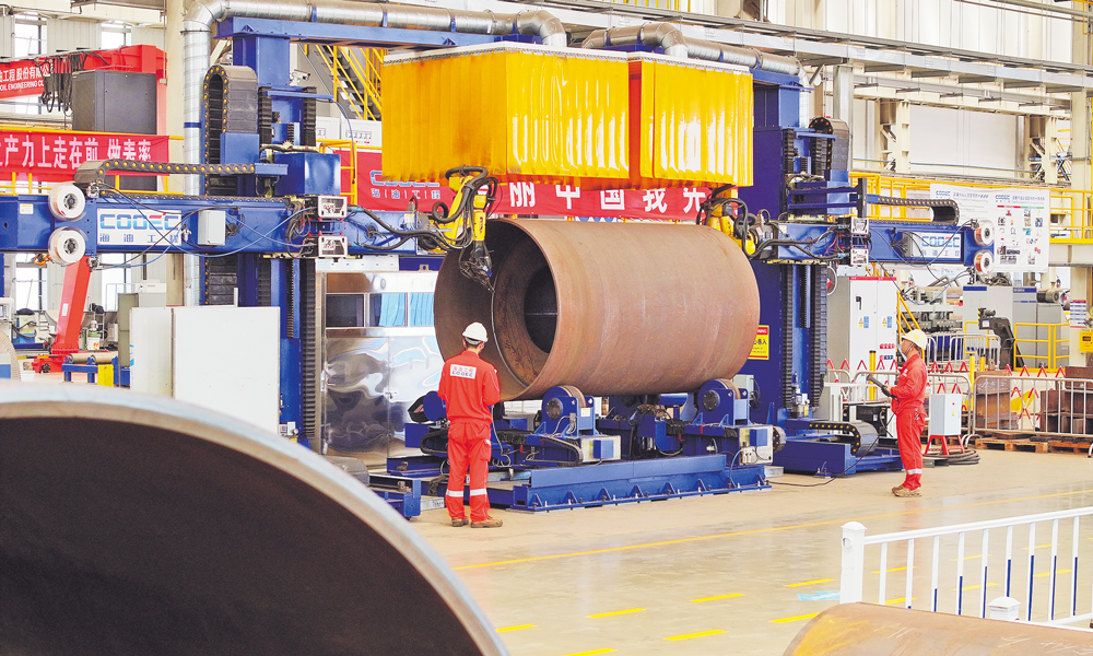 柔性制造智能焊接機(jī)器人是一種應(yīng)用于柔性制造、擁有視覺(jué)識(shí)別能力的機(jī)器人，具有高度靈活性、環(huán)境適應(yīng)性和智能化控制等特性，適用于復(fù)雜環(huán)境下多種類、定制化的焊接工作。圖為焊接機(jī)器人準(zhǔn)備執(zhí)行焊接程序。 