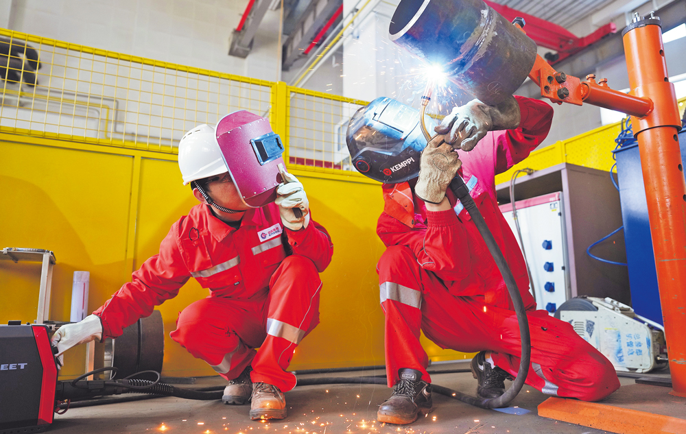 工作人員操作焊槍收集焊接參數(shù)。