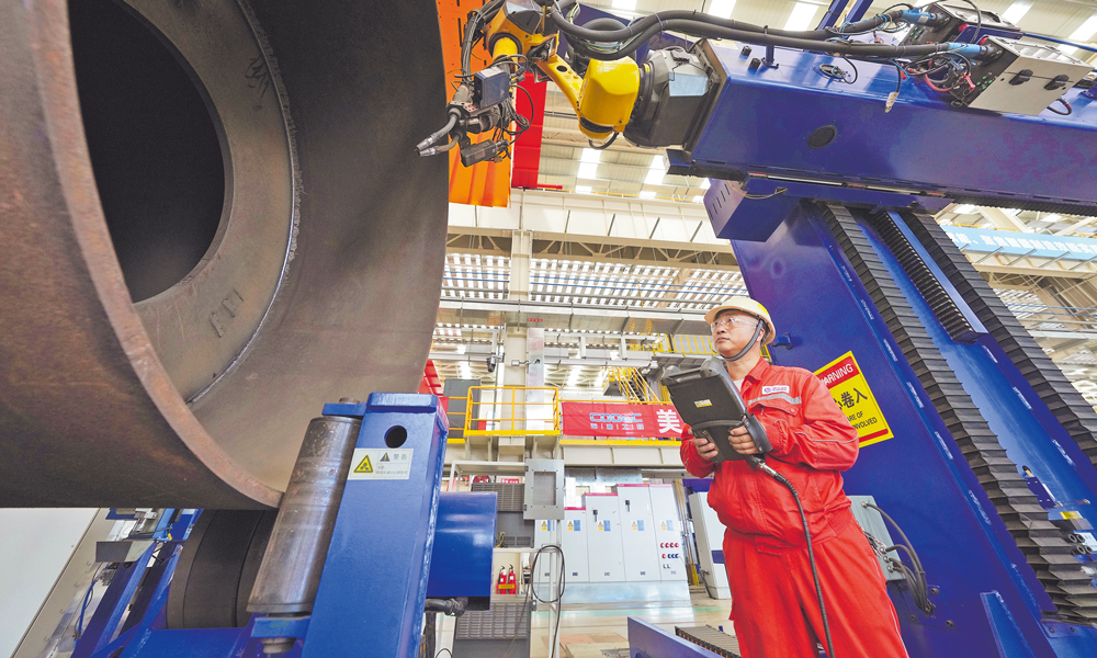 技術(shù)人員測(cè)試焊接機(jī)器人工作穩(wěn)定性。