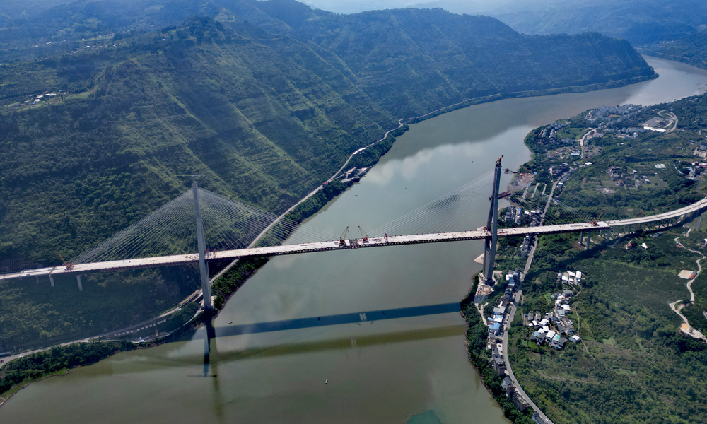 新市金沙江特大橋開通后，將有效提升成昆交通運輸大通道的運輸能力，與金沙江航道、G85渝昆高速形成綜合立體交通運輸體系，在國家和四川省高速公路網中占據重要地位。同時，它將大幅縮短川南經濟區與攀西經濟區的時空距離，推動區域協同發展。
