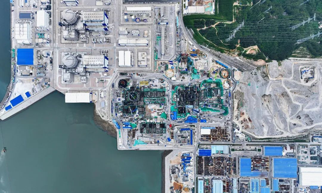 真抓實干強履約，滿弓勁發促生產。近日，中核集團各項目緊盯目標抓落實，鉚足干勁、爭先奮進，實現了吊裝、移交、封頂等多個關鍵工程節點，書寫品質履約優異答卷。圖為“華龍一號”漳州核電項目建設現場。