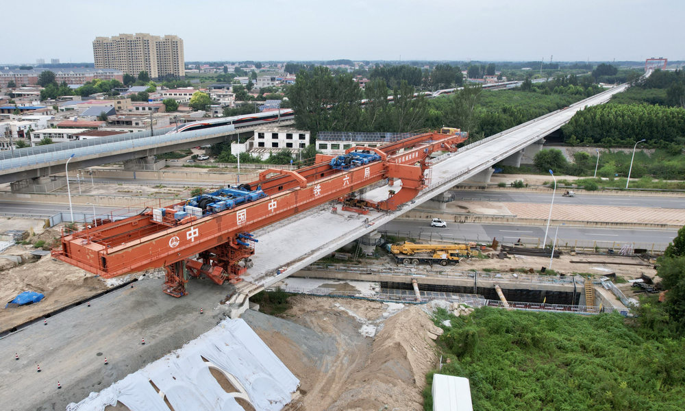 雄保特大橋位于河北省保定市清苑區和徐水區內，全長約21公里，是雄忻高鐵雄保段內最長橋梁。大橋線路緊鄰京廣鐵路，跨越多條公路、河流，施工環境復雜、安全風險大。項目團隊創新應用北斗定位系統，對梁體架設姿態等實施毫米級實時監測與動態調控，有效規避梁體變形及設備損傷風險，大幅提升施工效率與精度，保障了工程有序。