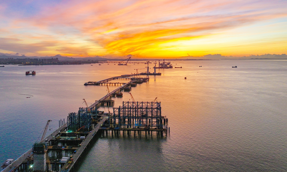 廈金大橋（廈門段）工程以隧道形式穿越廈門本島，以橋梁形式跨越廈門東部海域，終點設(shè)互通接入廈門翔安國際機場，主線長17.34公里。項目全線建成通車后將與廈門翔安國際機場、廈金航線共同構(gòu)建起對臺海陸空立體交通新格局。 