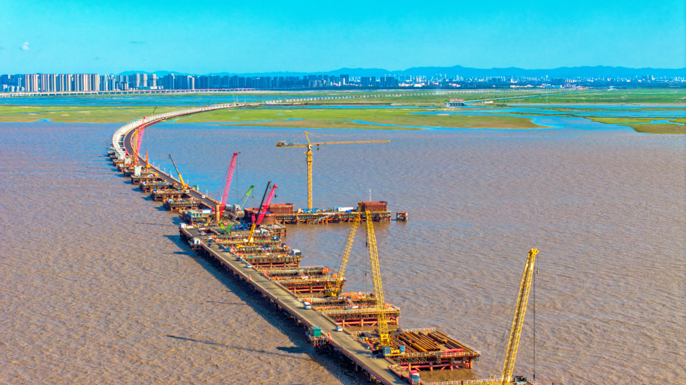 近日拍攝的杭州灣跨海鐵路大橋建設現場。