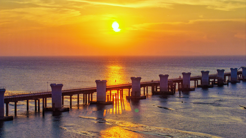 近日拍攝的杭州灣跨海鐵路大橋建設現場。